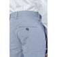 Blaue Polyesterjeans und -hose