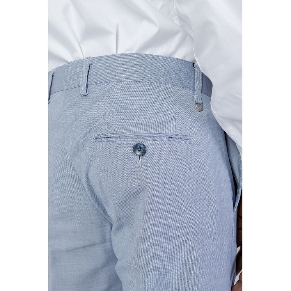 Blaue Polyesterjeans und -hose