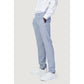 Blaue Polyesterjeans und -hose
