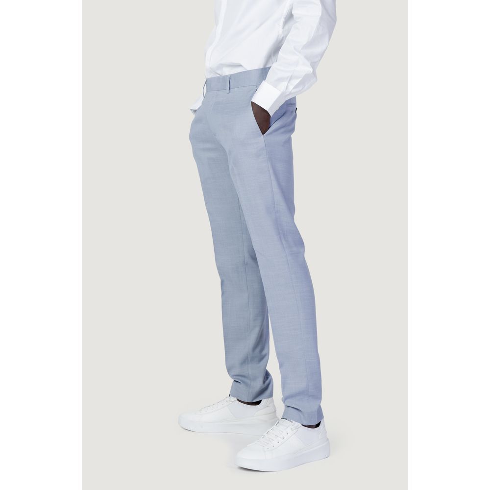 Blaue Polyesterjeans und -hose