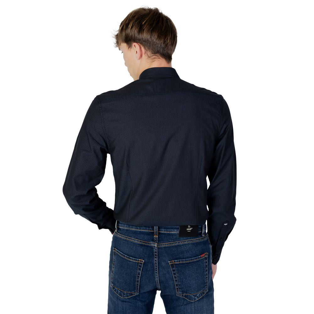 Blaues Baumwollhemd