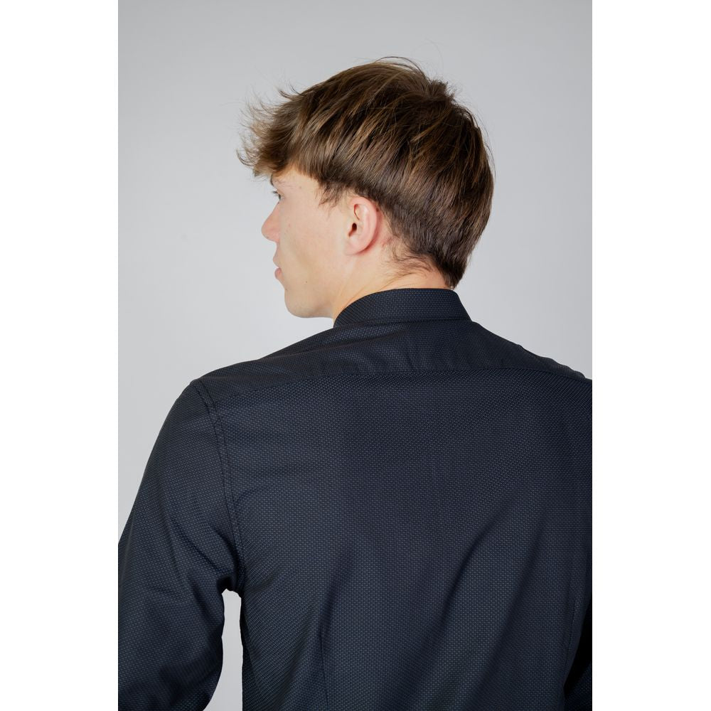 Blaues Baumwollhemd
