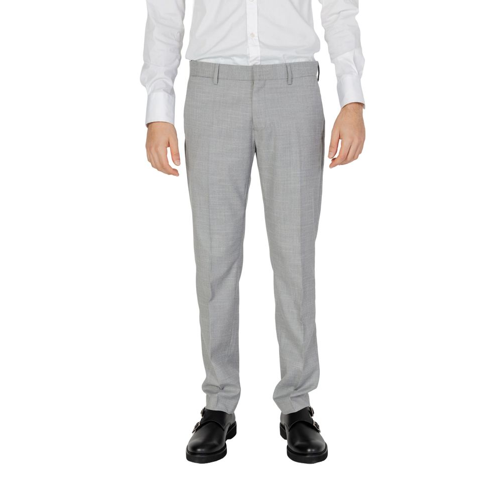 Graue Polyesterjeans und -hose