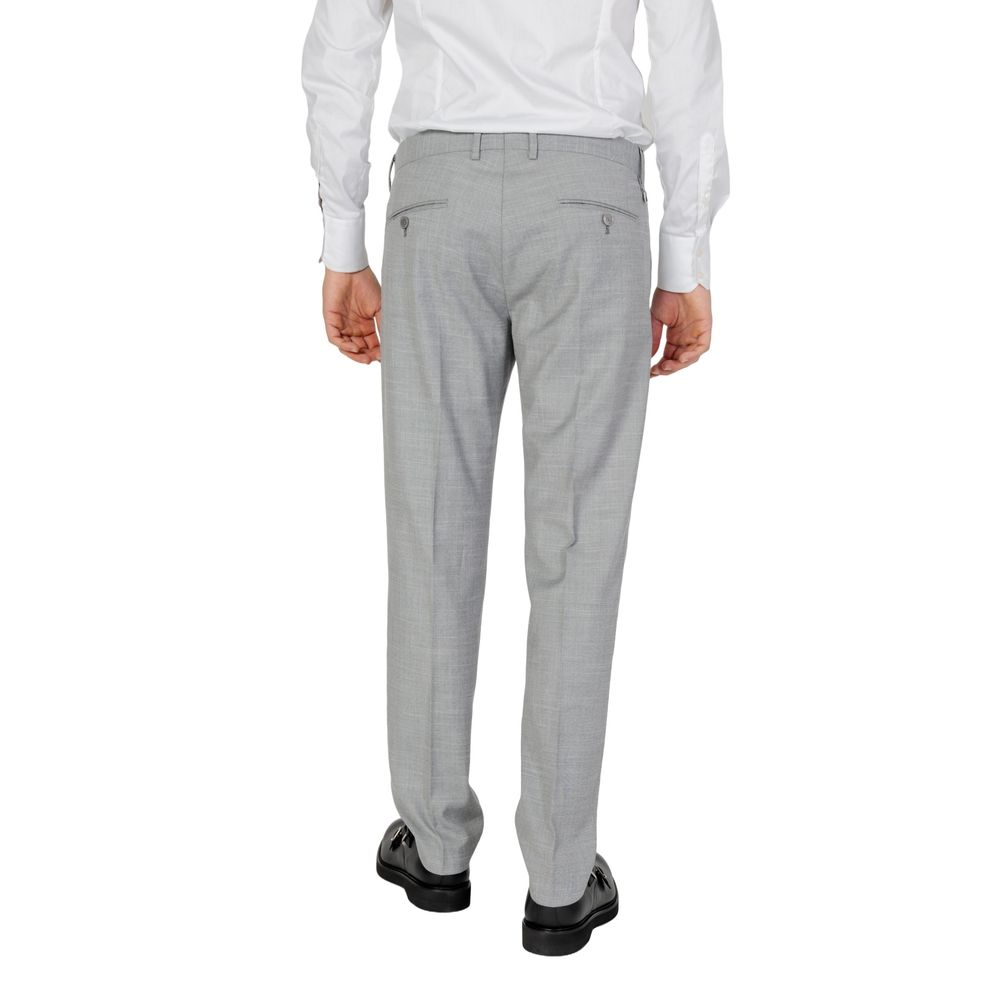 Graue Polyesterjeans und -hose