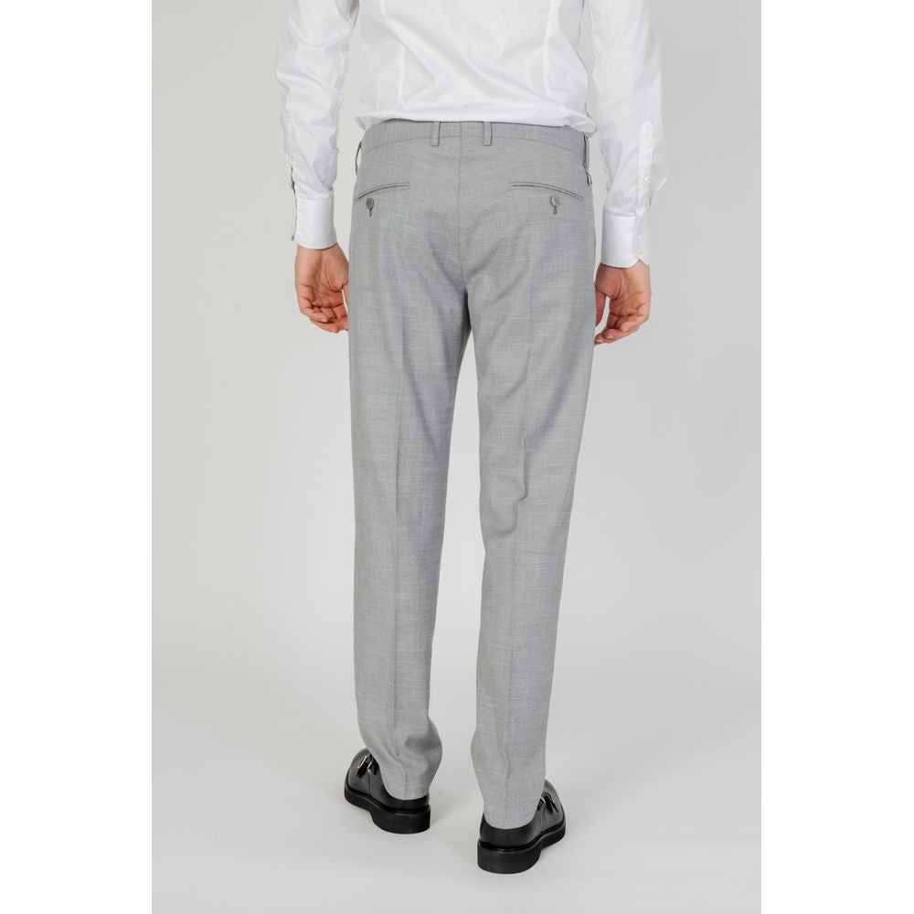 Graue Polyesterjeans und -hose