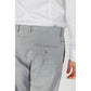 Graue Polyesterjeans und -hose
