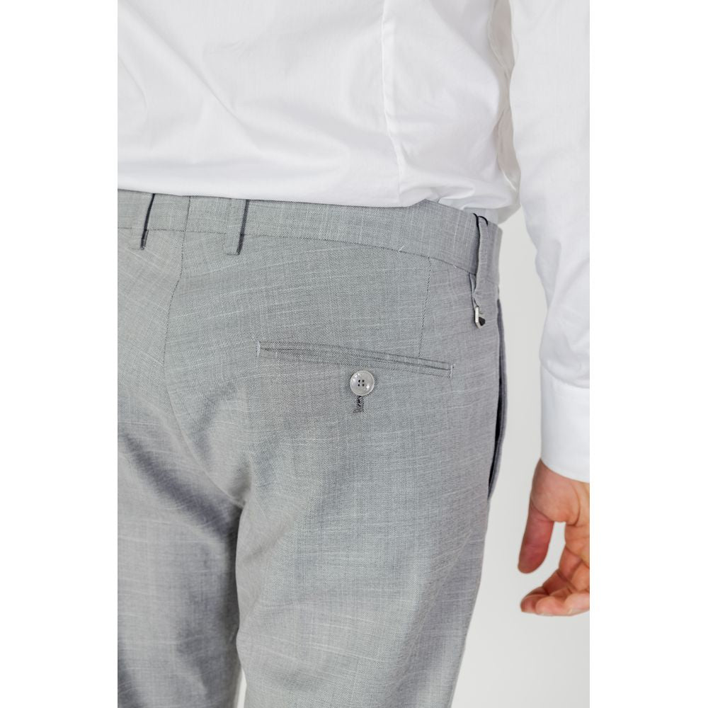 Graue Polyesterjeans und -hose