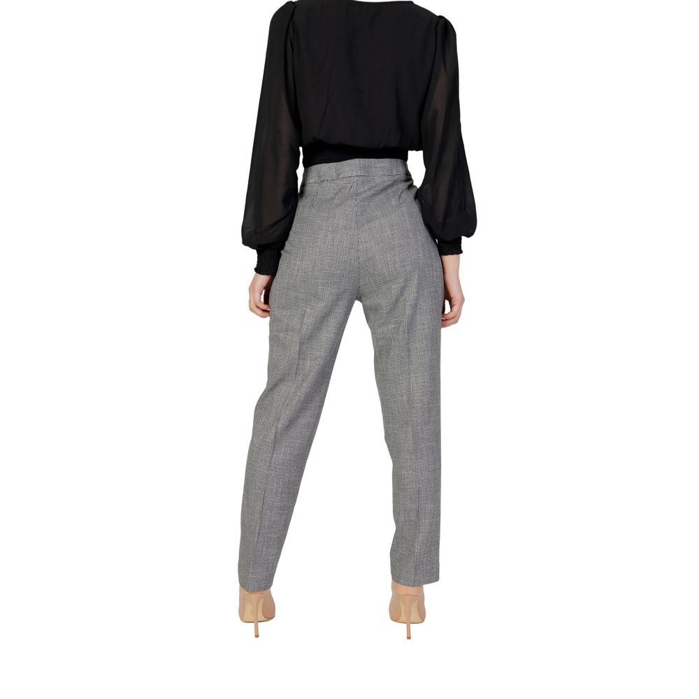 Schwarze Polyesterjeans und -hose