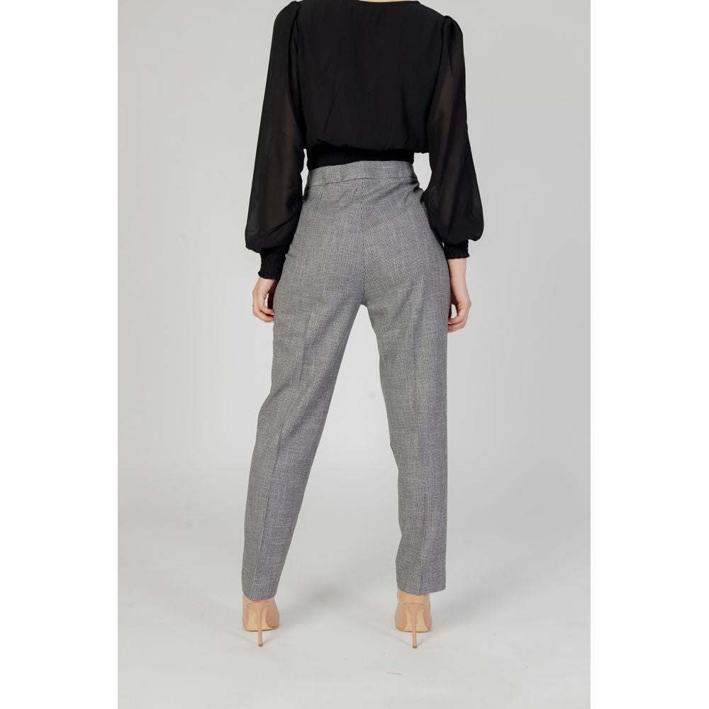 Schwarze Polyesterjeans und -hose
