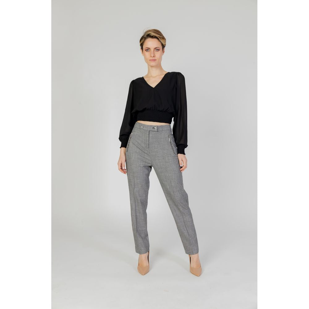 Schwarze Polyesterjeans und -hose