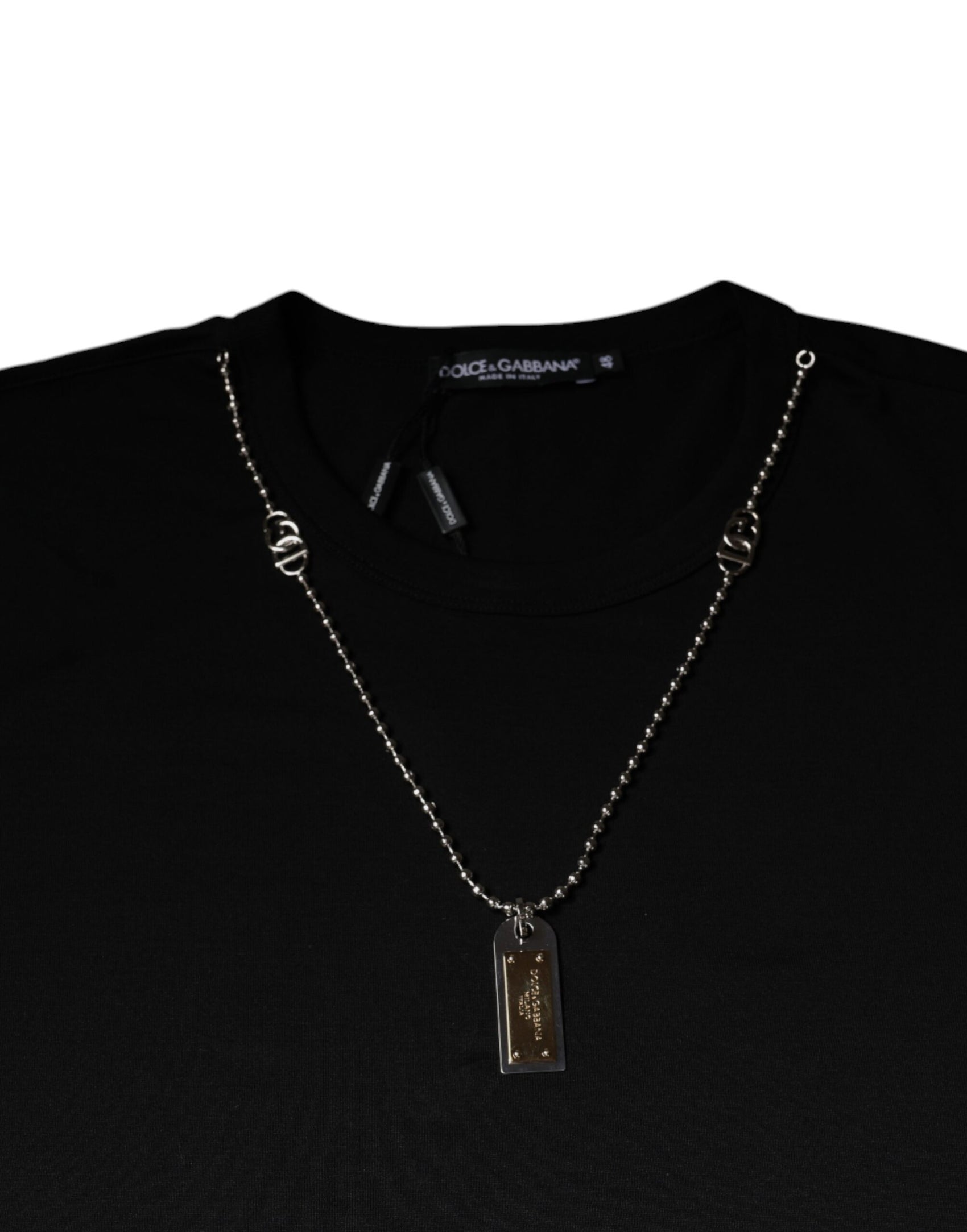 Schwarzes Baumwoll-T-Shirt mit Halskettenverzierung