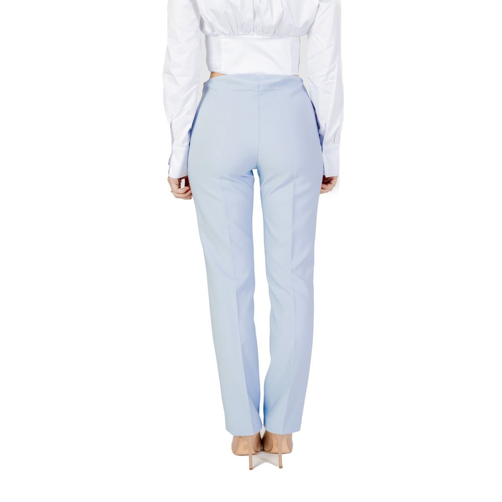 Blaue Polyesterjeans und -hose