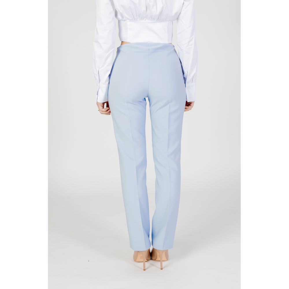 Blaue Polyesterjeans und -hose