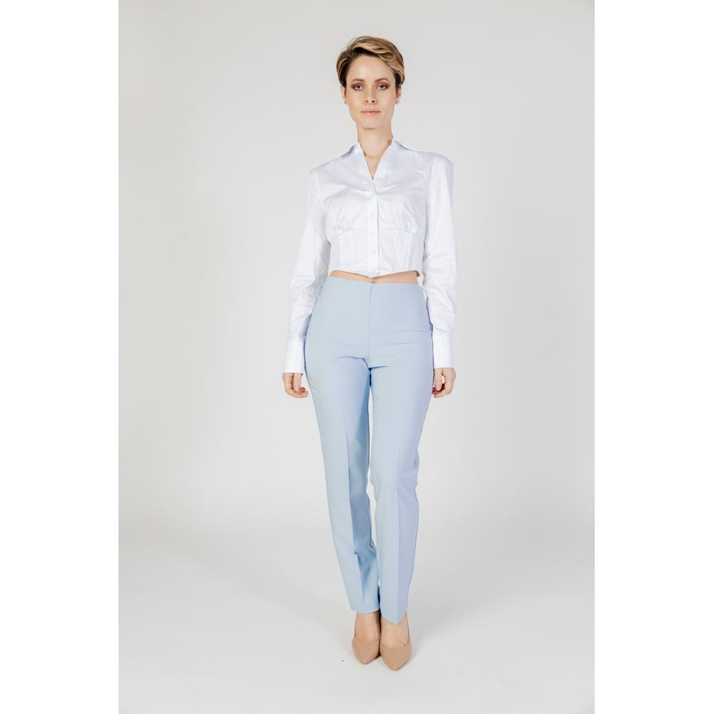 Blaue Polyesterjeans und -hose
