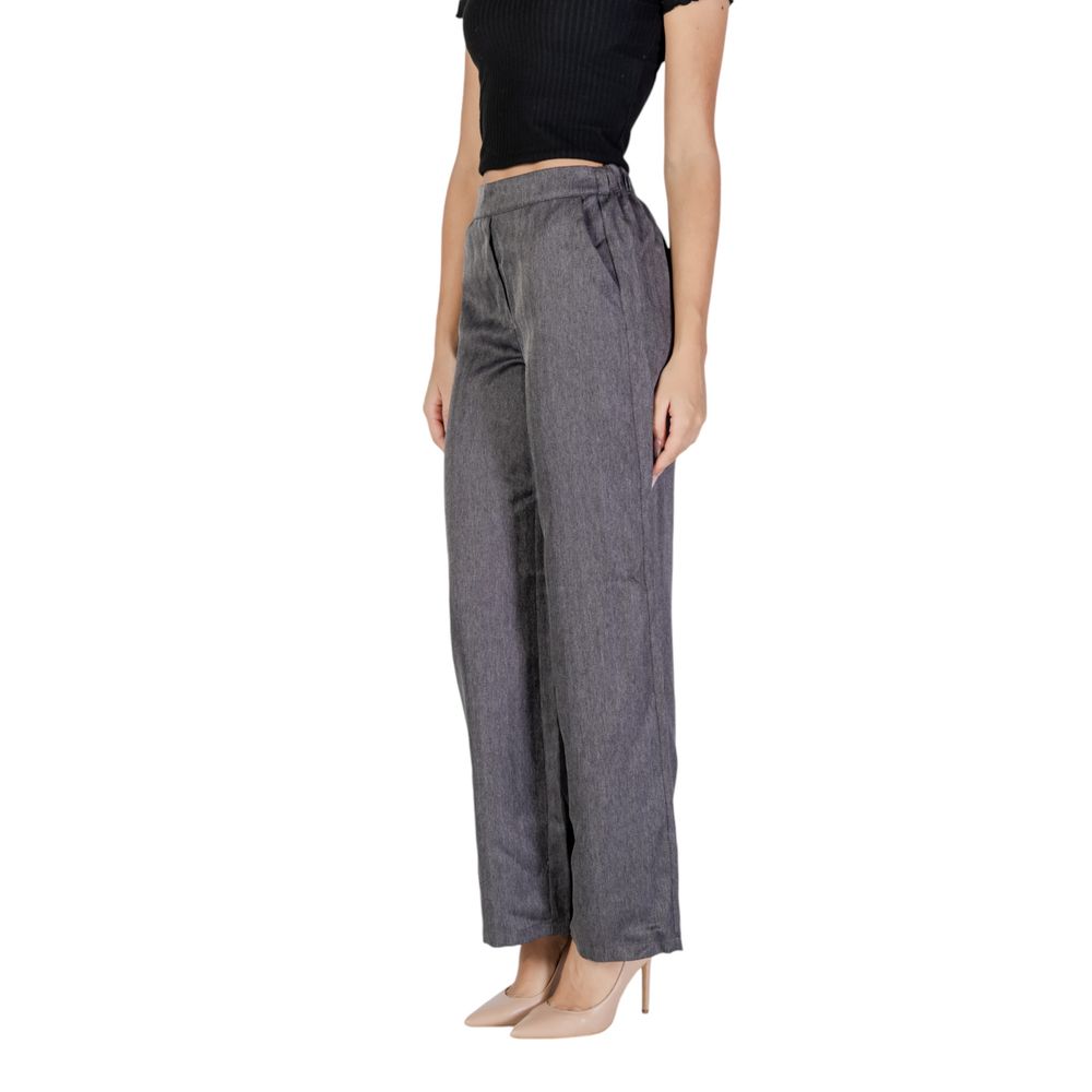 Graue Polyesterjeans und -hose