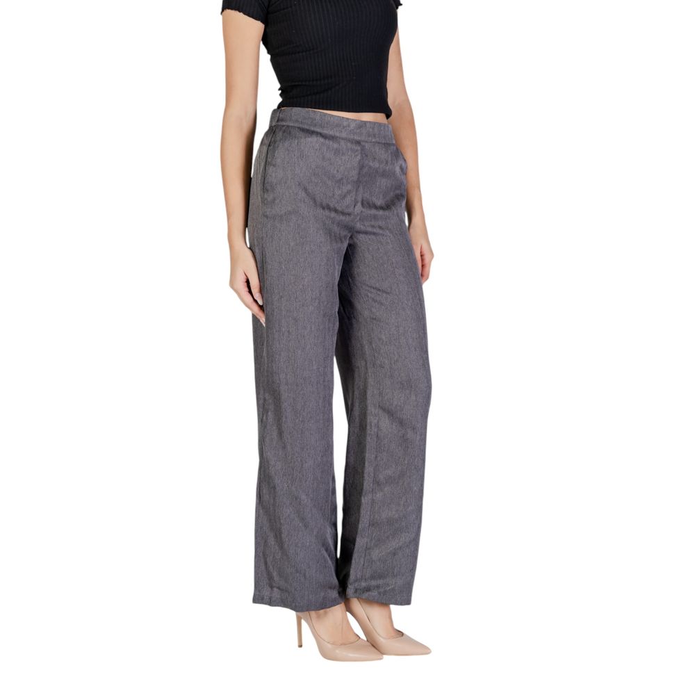 Graue Polyesterjeans und -hose