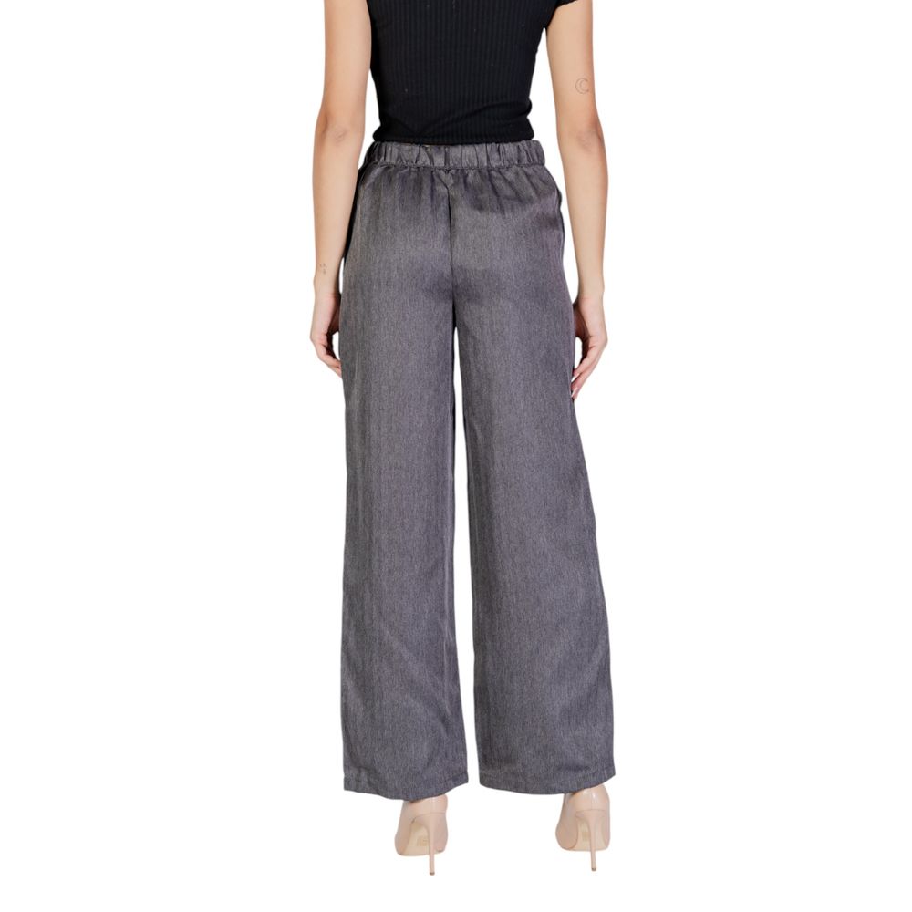 Graue Polyesterjeans und -hose