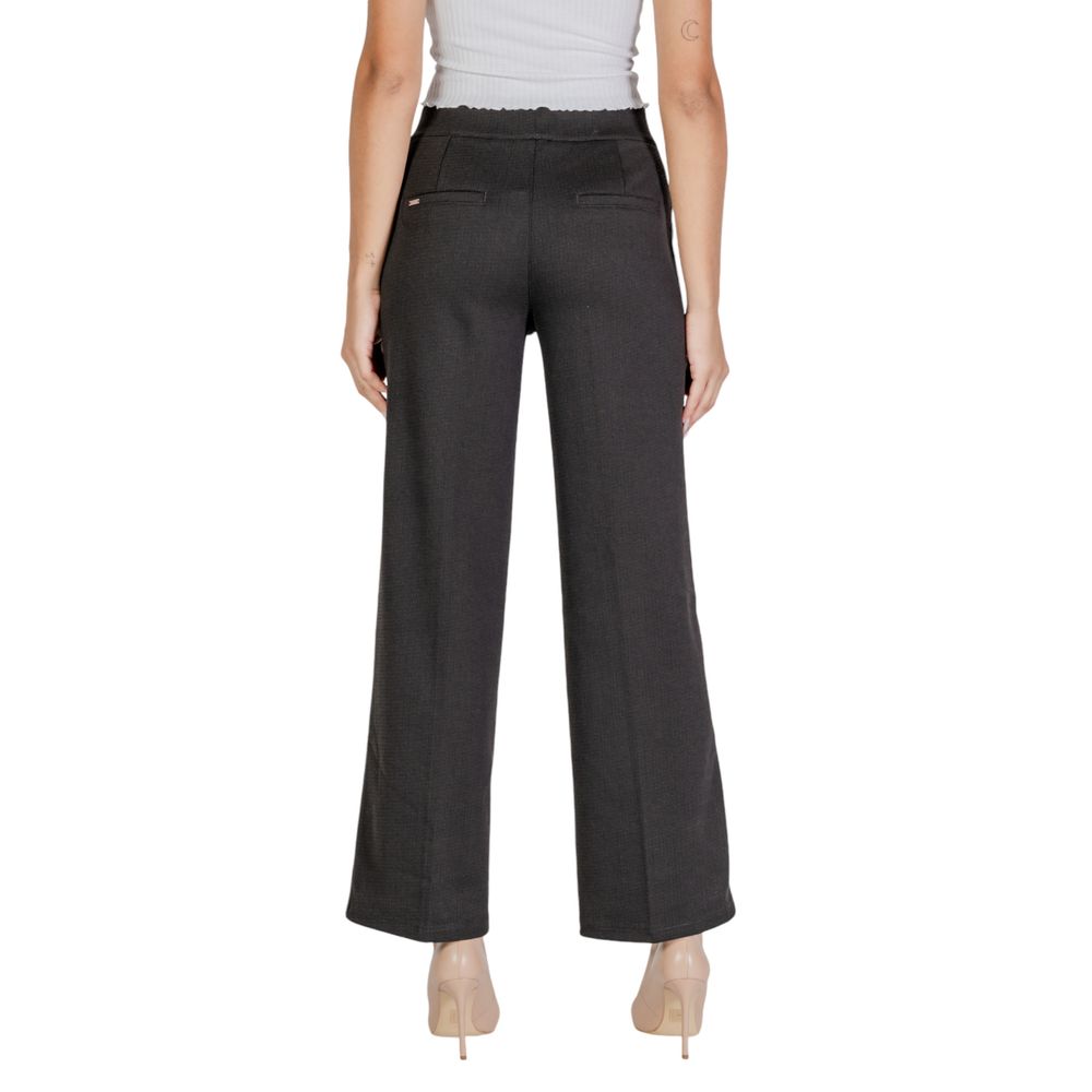Schwarze Polyesterjeans und -hose