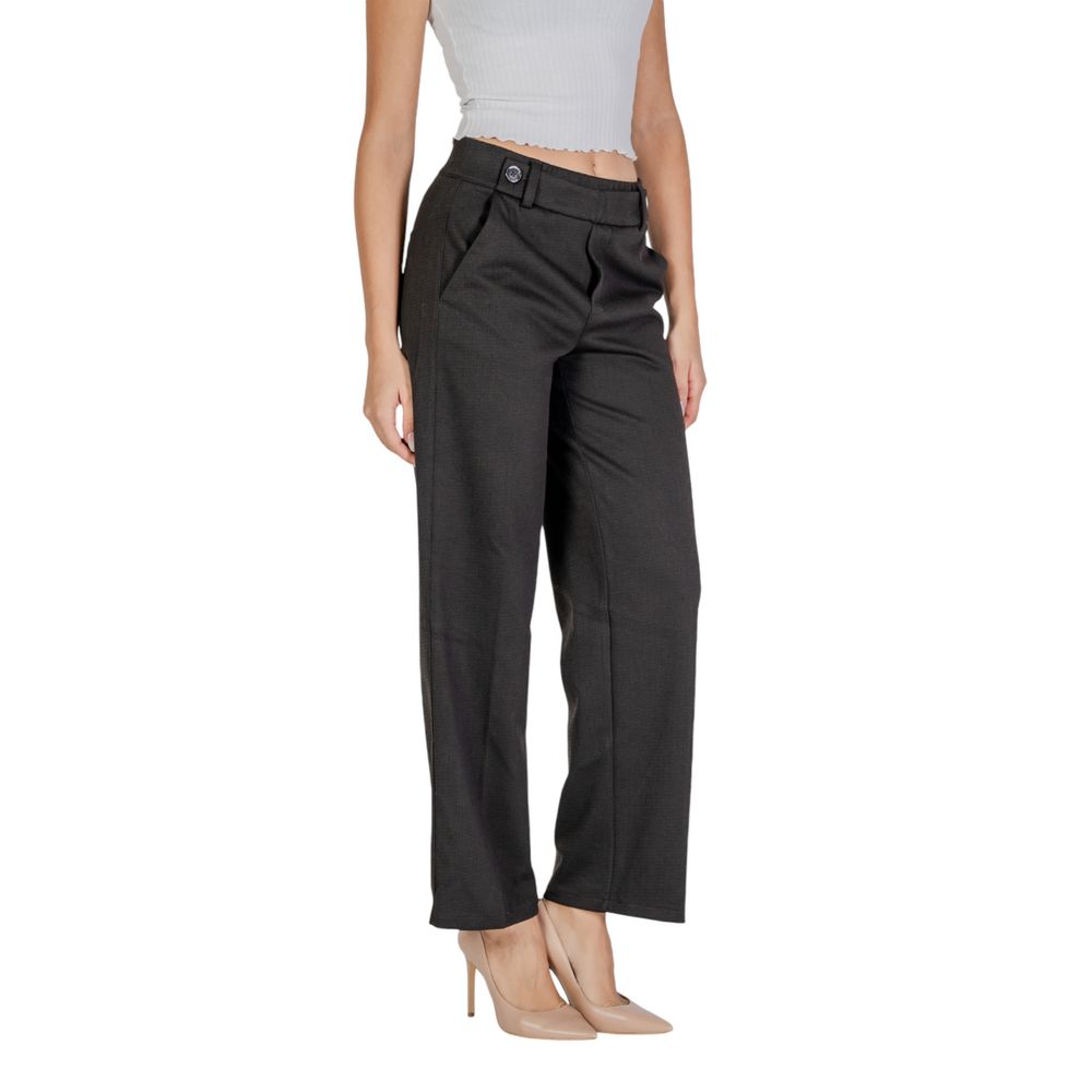 Schwarze Polyesterjeans und -hose