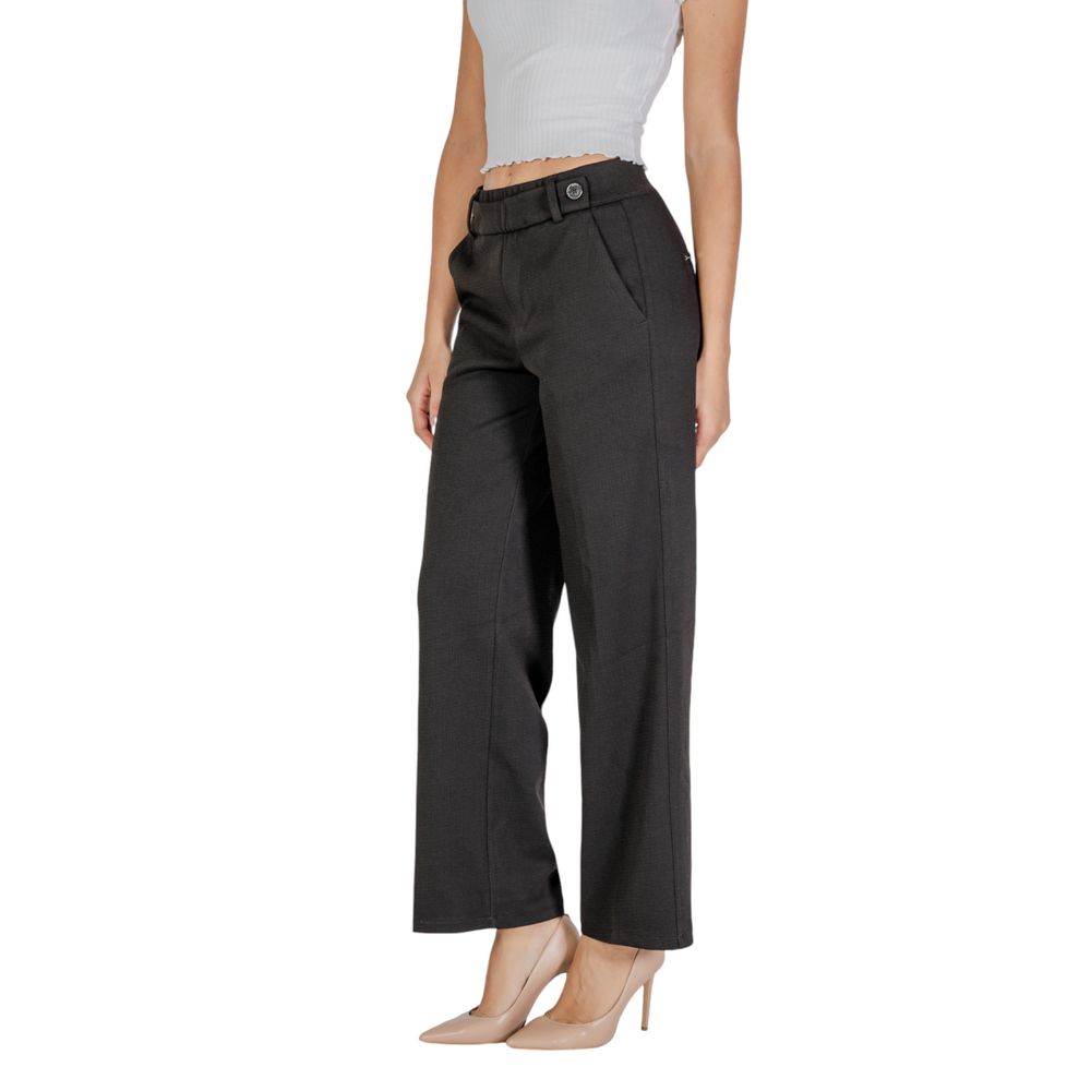 Schwarze Polyesterjeans und -hose