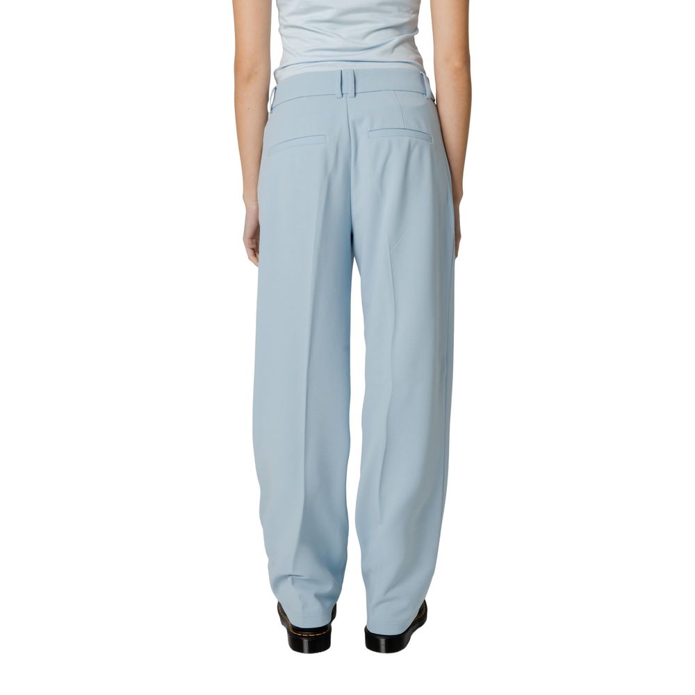 Blaue Polyesterjeans und -hose