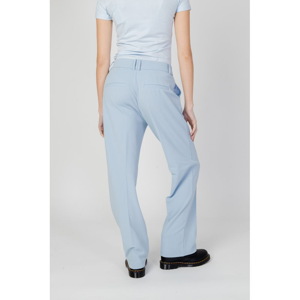 Blaue Polyesterjeans und -hose