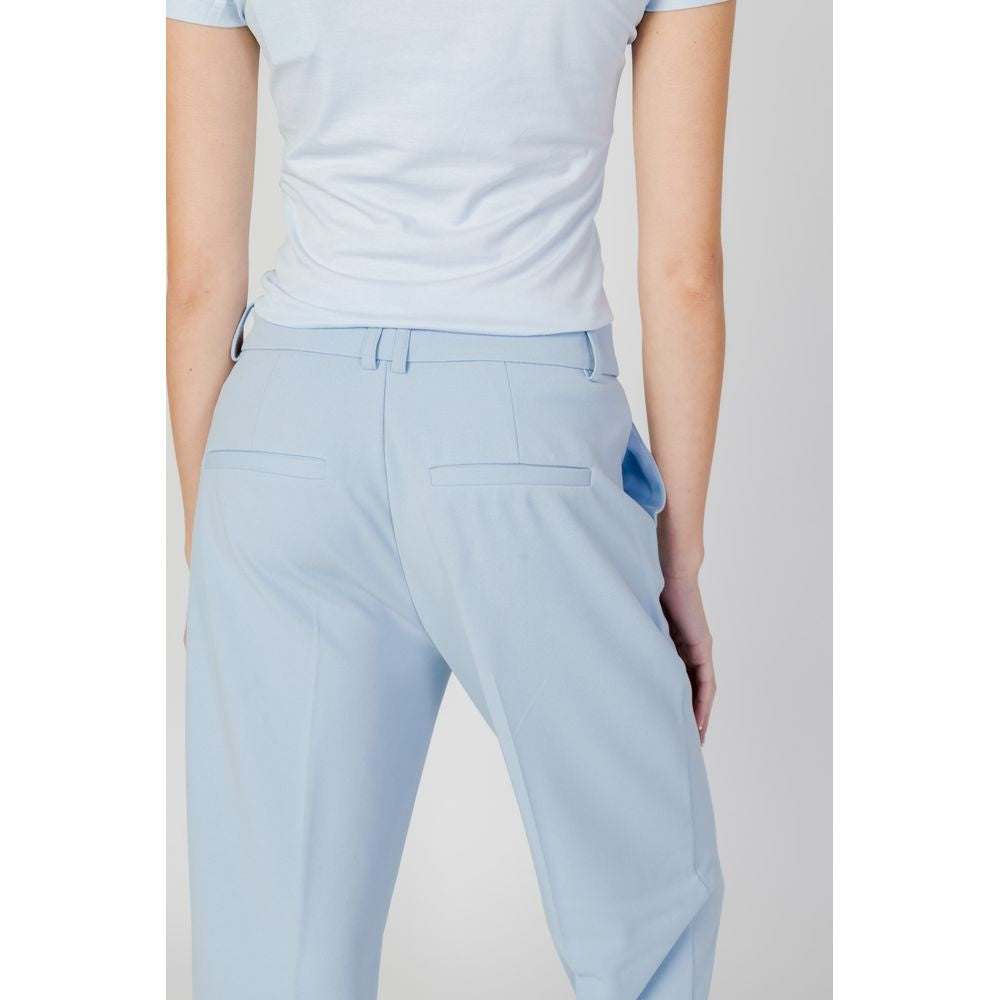 Blaue Polyesterjeans und -hose