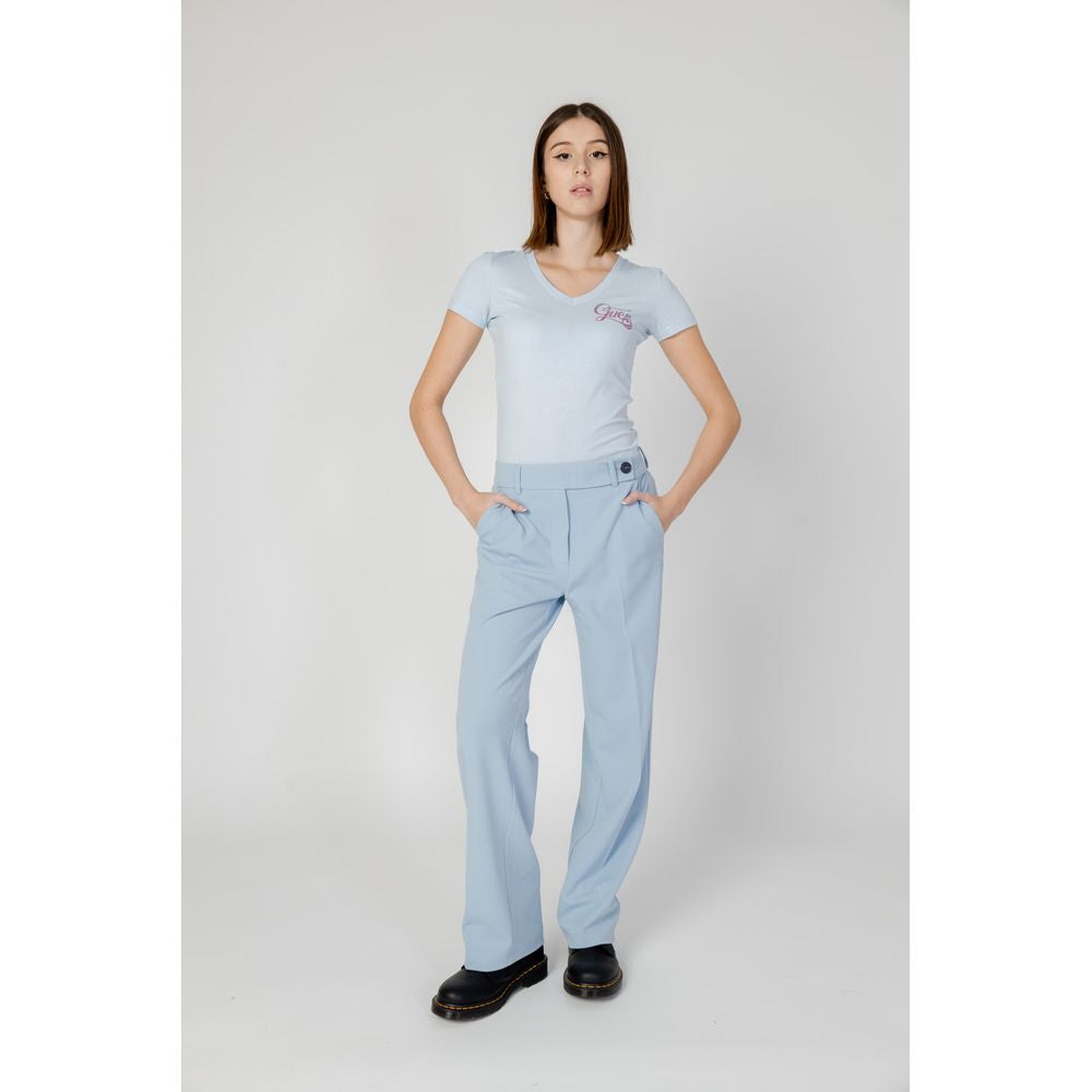 Blaue Polyesterjeans und -hose