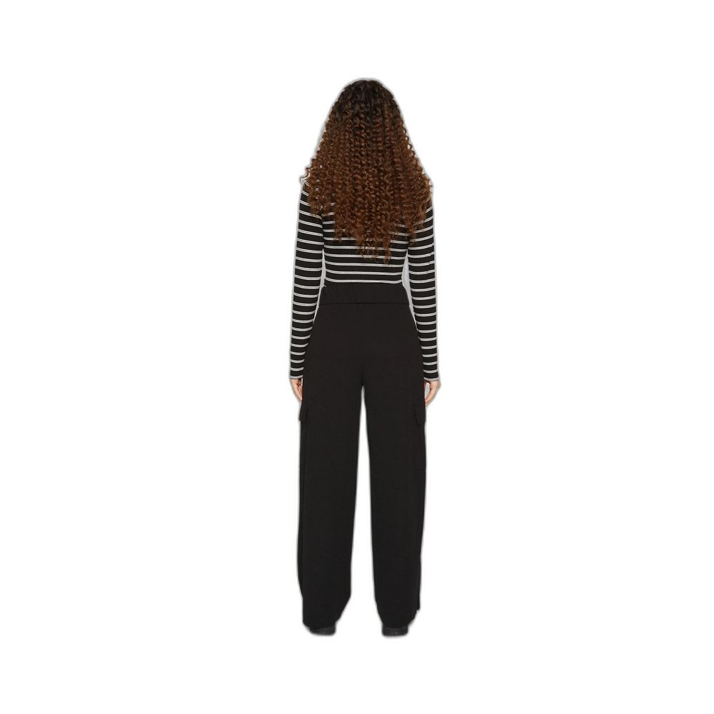 Schwarze Polyesterjeans und -hose