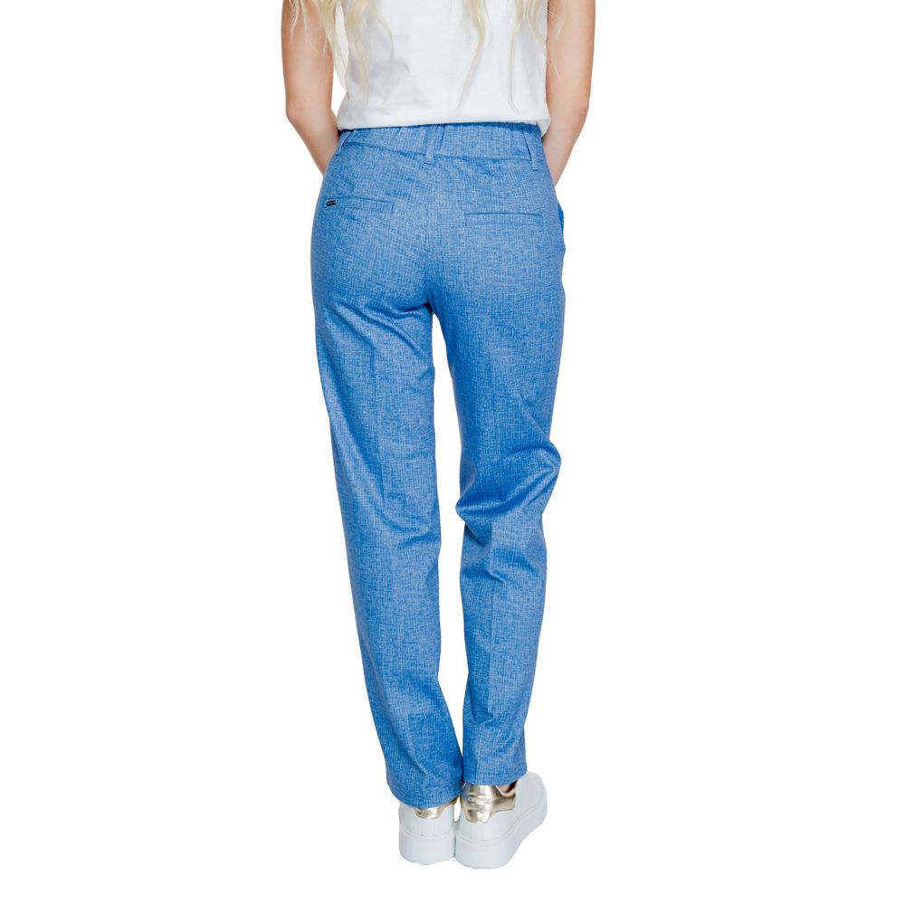 Blaue Polyesterjeans und -hose