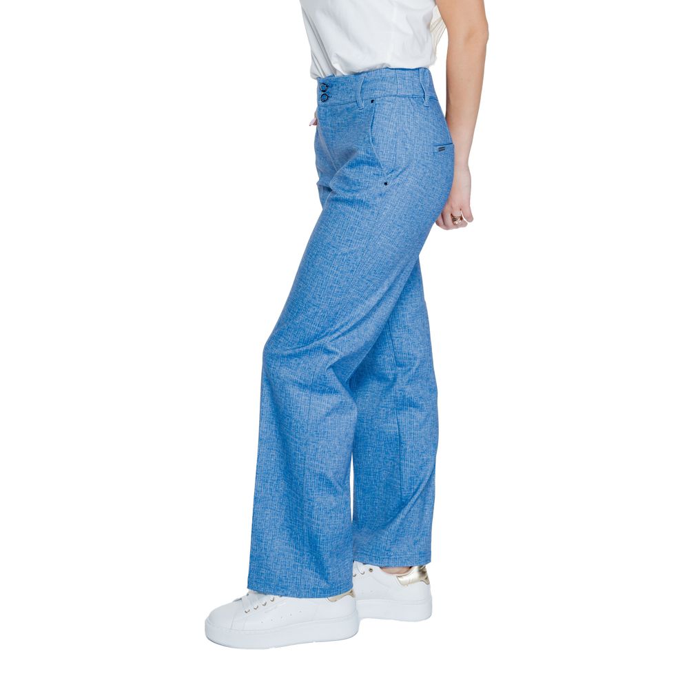Blaue Polyesterjeans und -hose