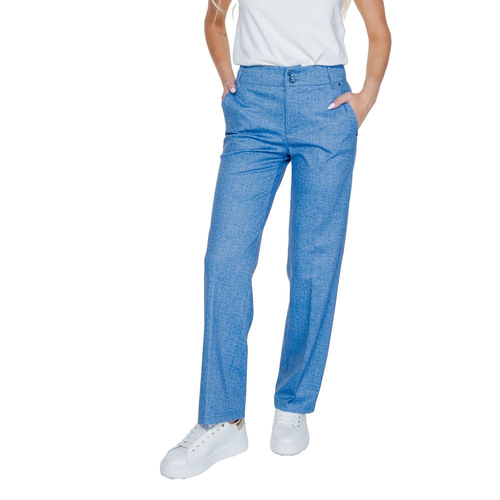 Blaue Polyesterjeans und -hose