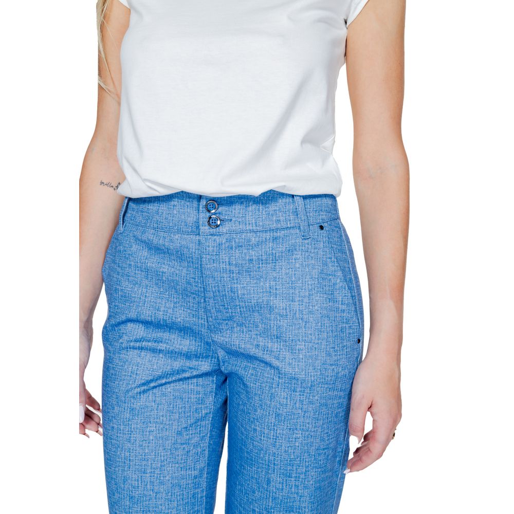 Blaue Polyesterjeans und -hose