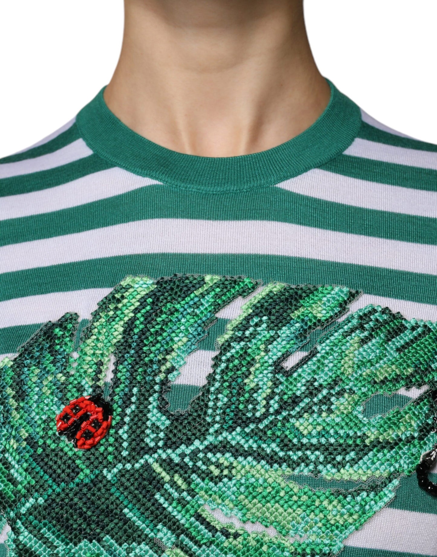 T-shirt girocollo con foglie a righe bianche e verdi