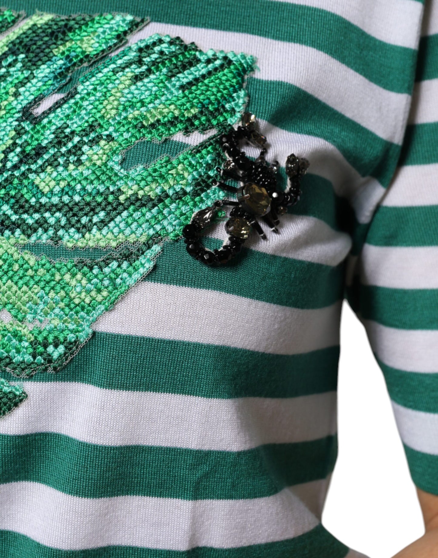 T-shirt girocollo con foglie a righe bianche e verdi