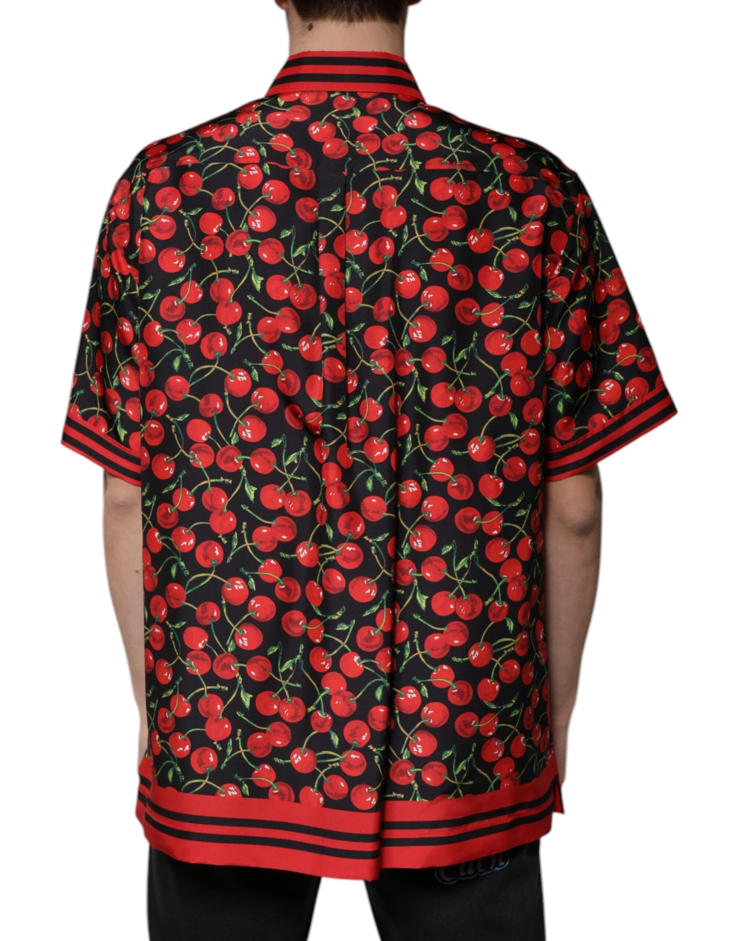 Schwarzes, kirschrotes Seidenhemd mit Button-Down-Kragen