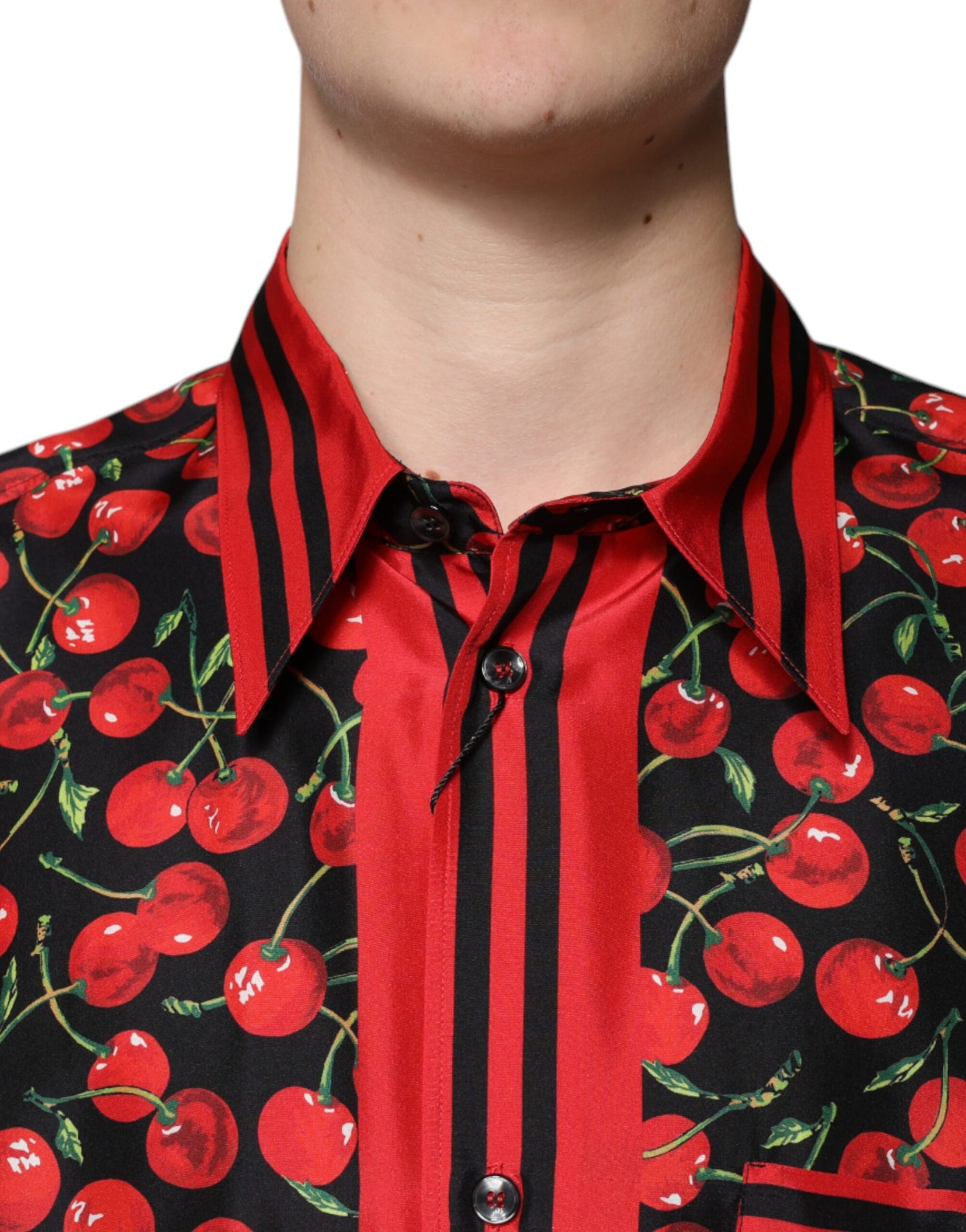 Schwarzes, kirschrotes Seidenhemd mit Button-Down-Kragen