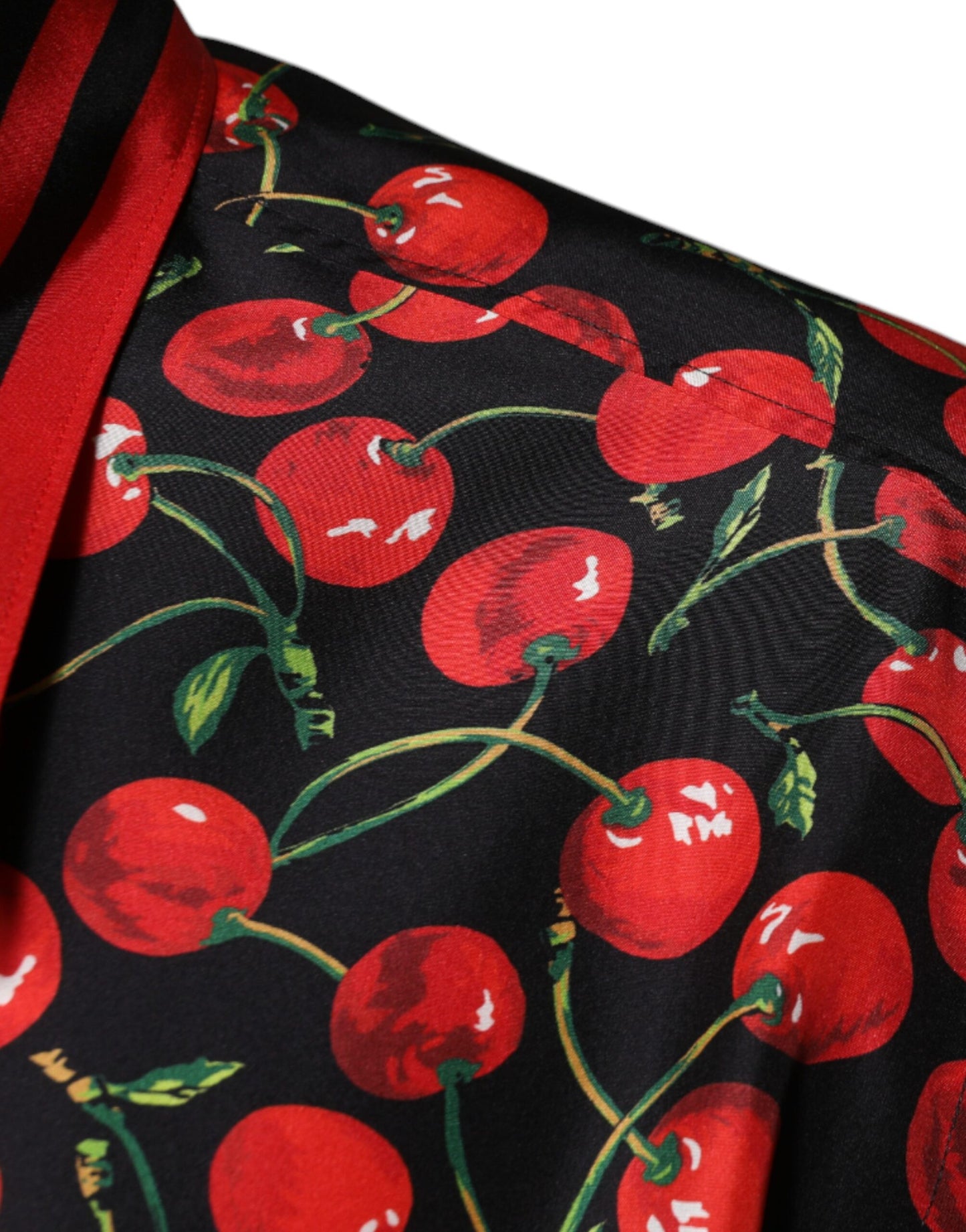 Schwarzes, kirschrotes Seidenhemd mit Button-Down-Kragen