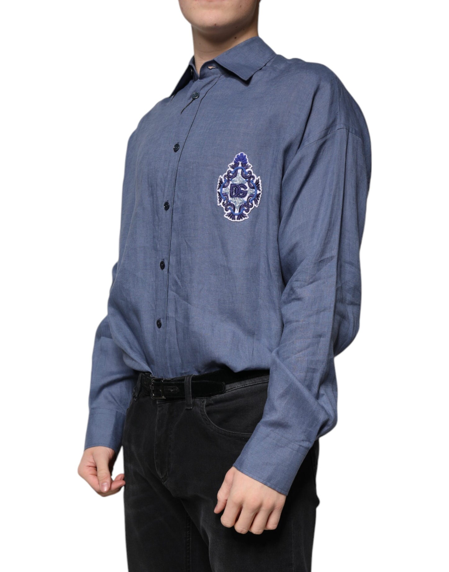 Blaues, langärmliges Freizeithemd mit Knopfleiste und Logo