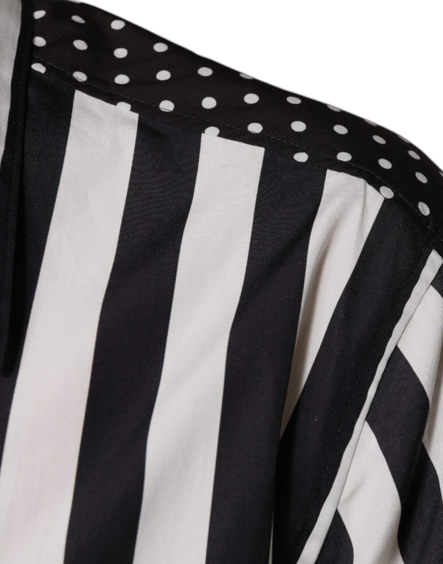 Schwarz-weiß gestreiftes Button-Down-Freizeithemd