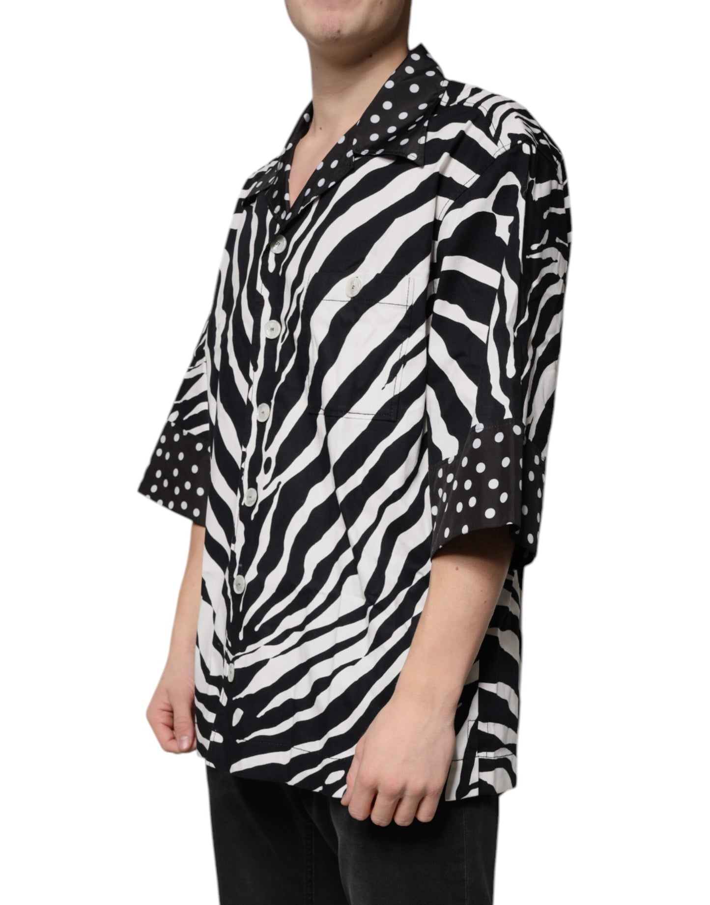 Schwarz-weißes Oversize-Hemd mit Zebra-Knopfleiste