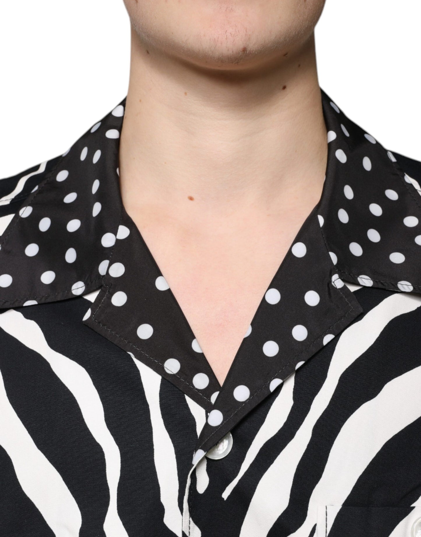 Schwarz-weißes Oversize-Hemd mit Zebra-Knopfleiste