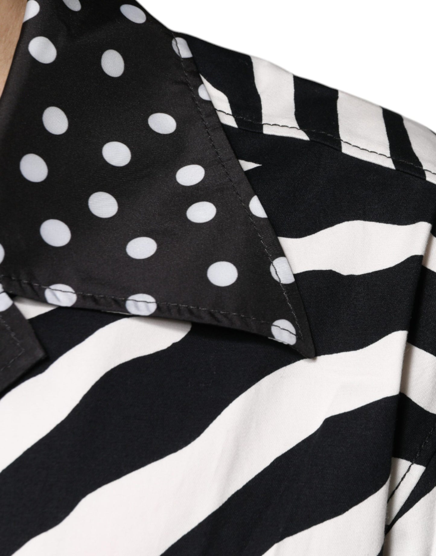Schwarz-weißes Oversize-Hemd mit Zebra-Knopfleiste