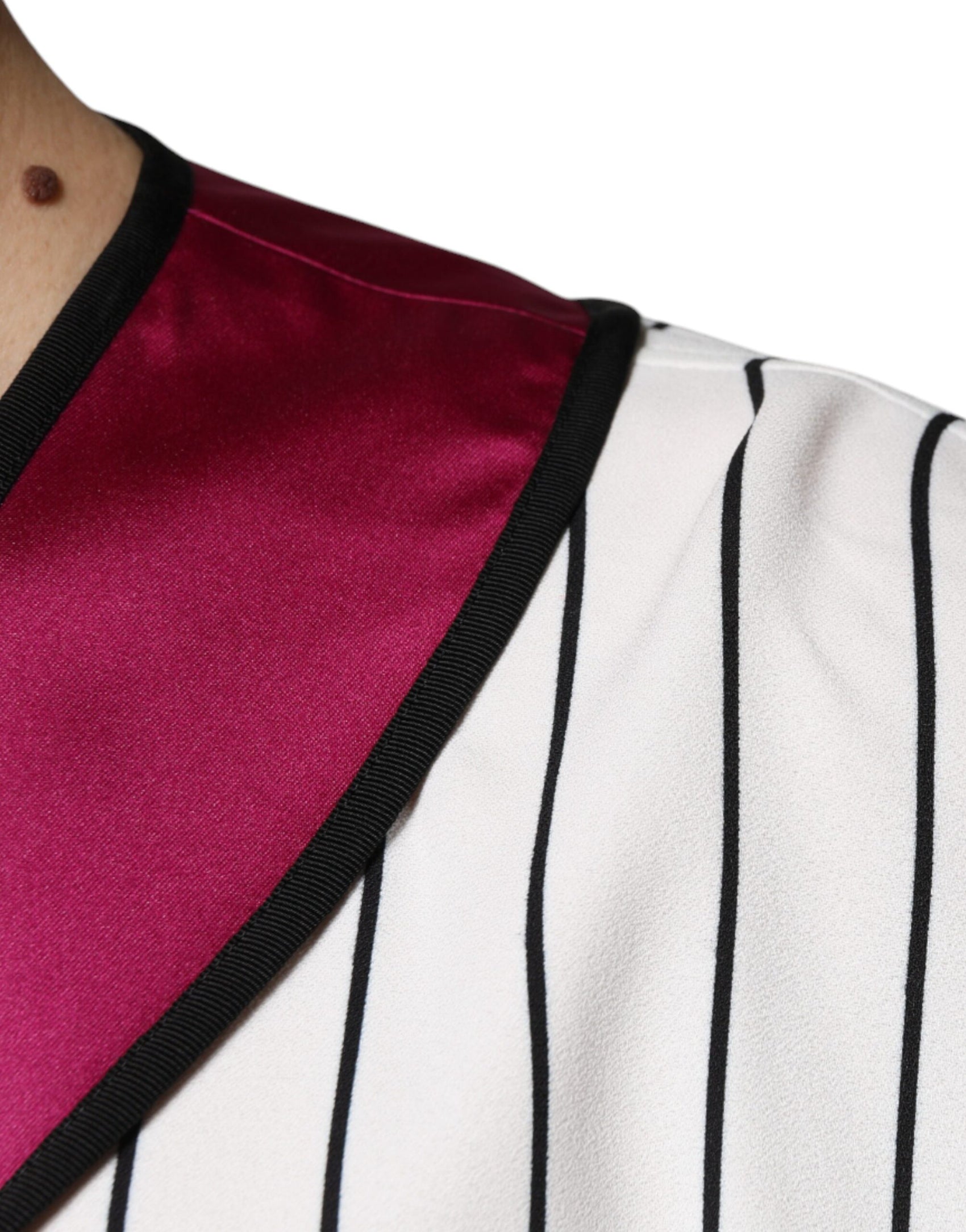 Mehrfarbiges Jersey-T-Shirt mit V-Ausschnitt und Logo