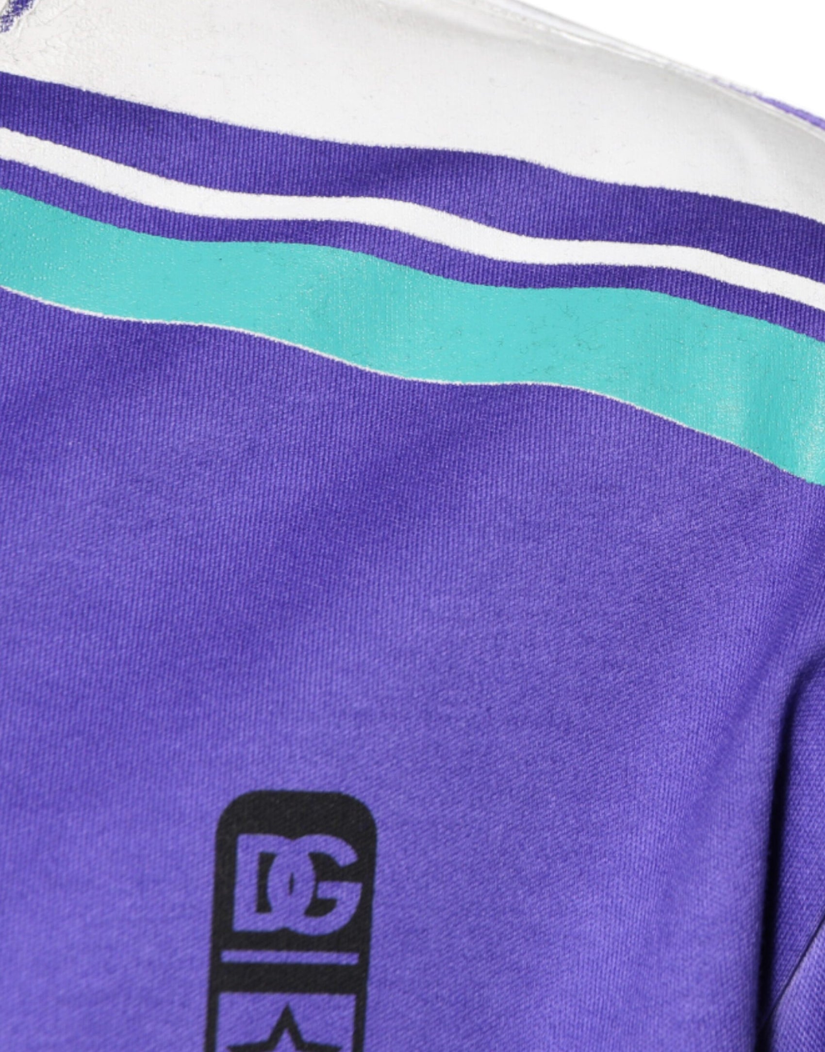 T-shirt in jersey di cotone con scollo a V e logo viola