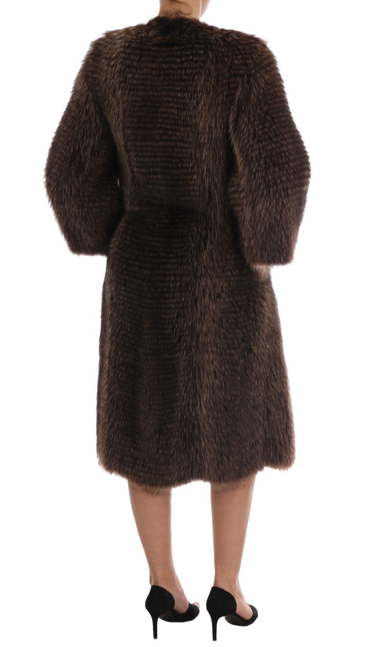 Elegante cappotto in pelliccia di procione marrone lungo fino al ginocchio