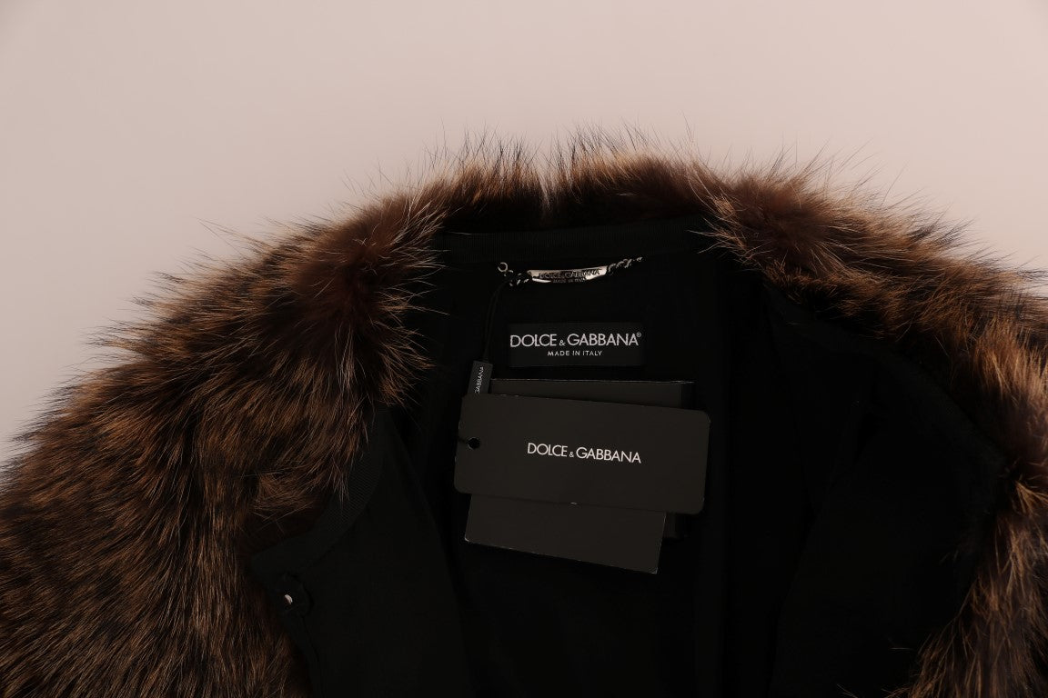 Elegante cappotto in pelliccia di procione marrone lungo fino al ginocchio