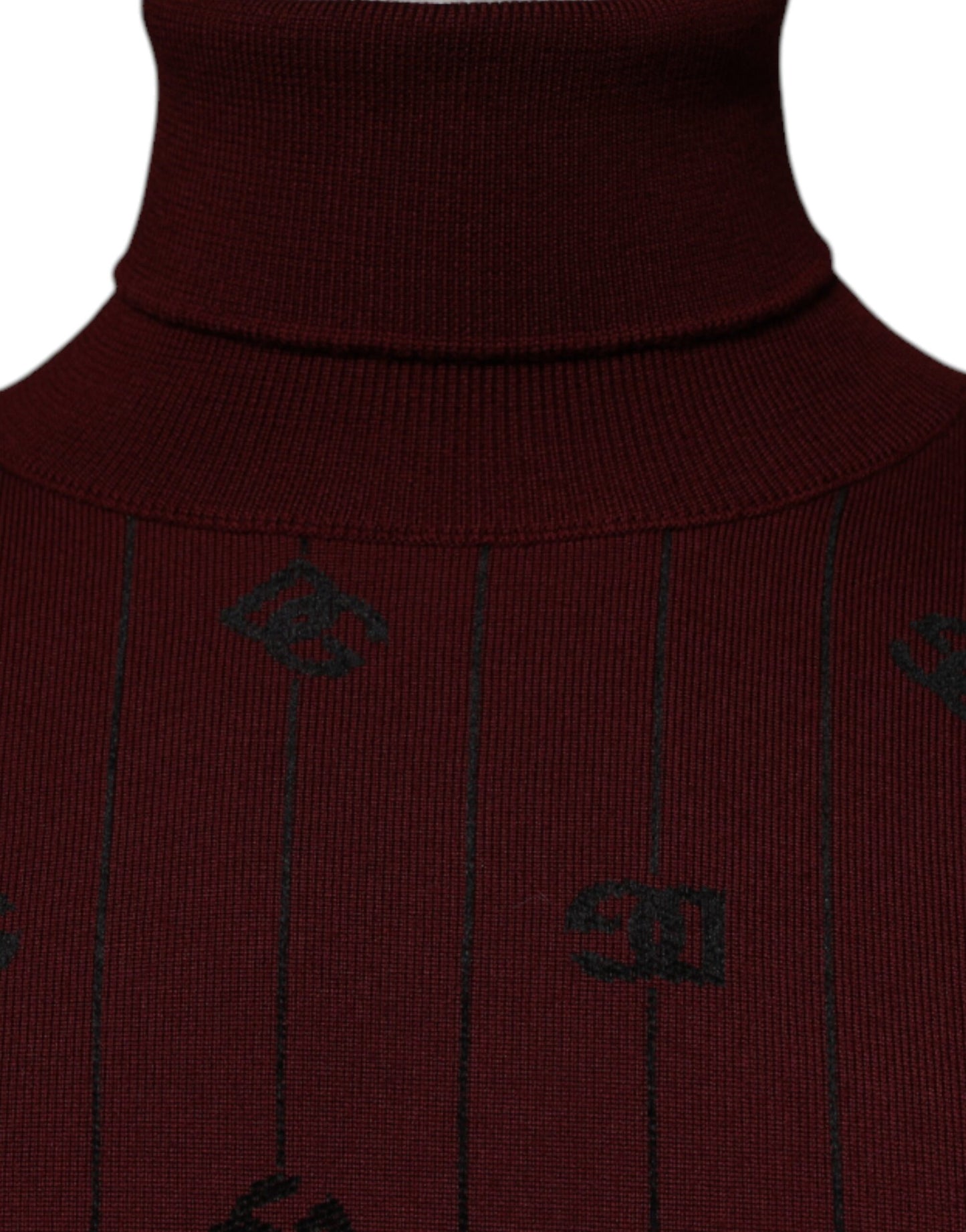 Kastanienbrauner Rollkragenpullover mit Monogramm