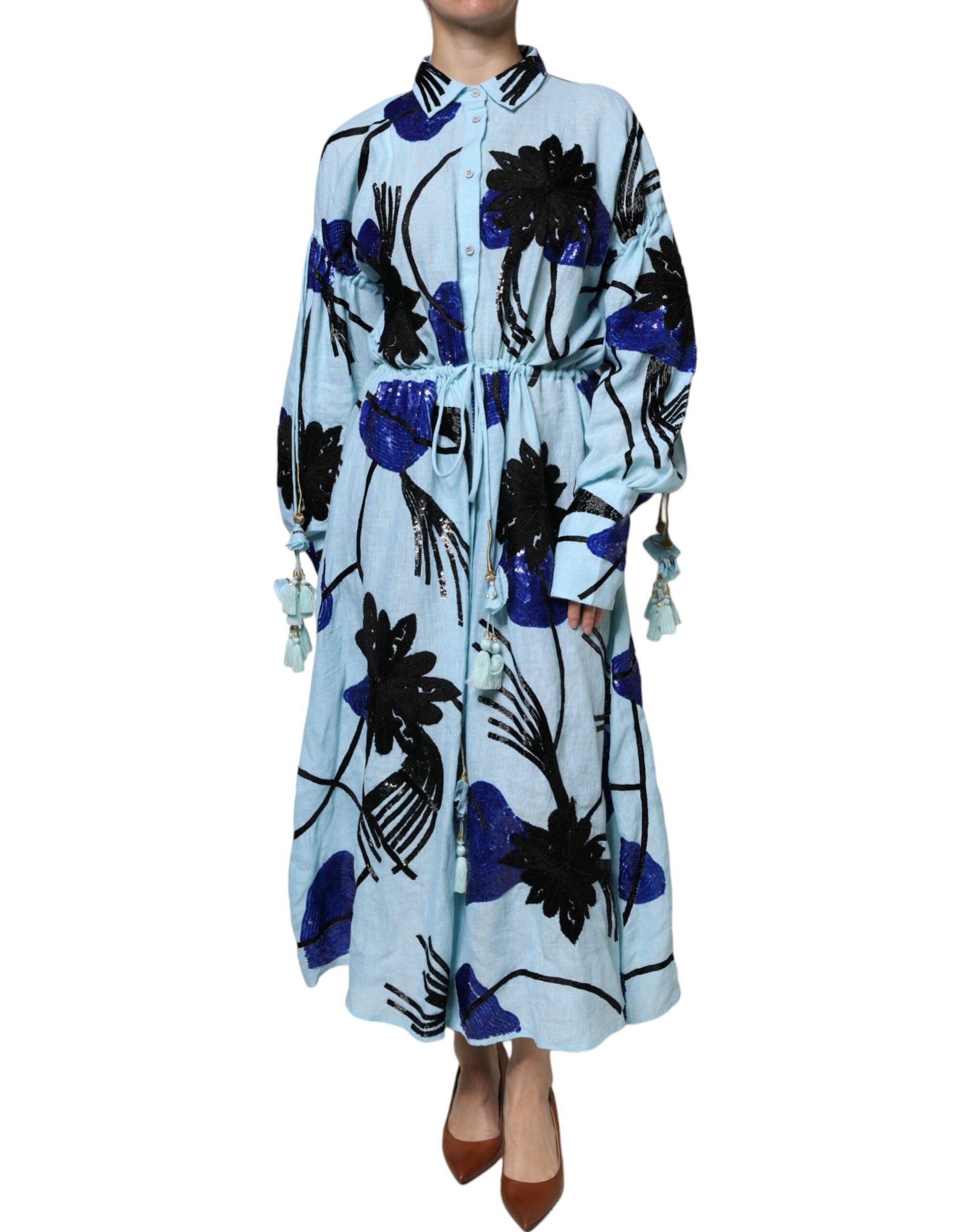 Hellblaues Maxi-Hemdkleid mit Blumenverzierung