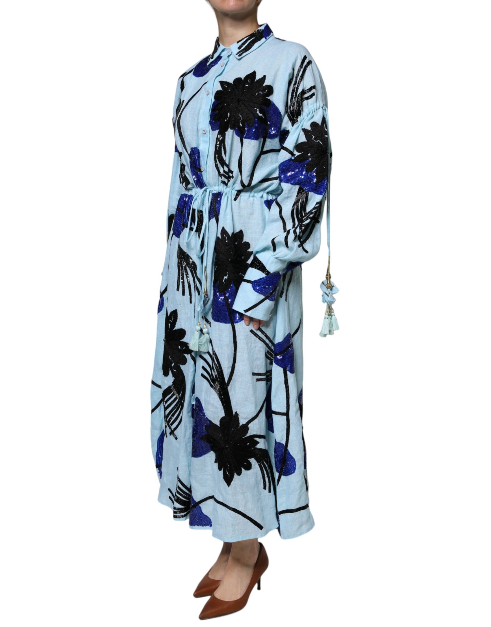 Hellblaues Maxi-Hemdkleid mit Blumenverzierung